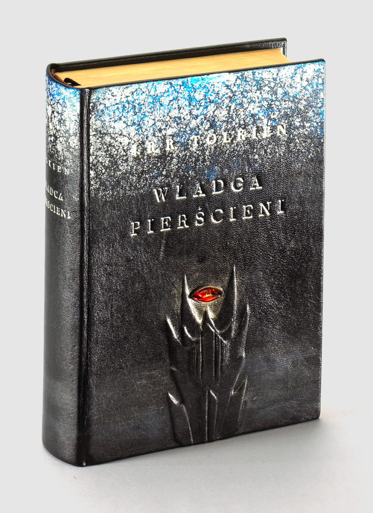 Tolkien J.R.R. — Władca Pierścieni: bibliofilska edycja w artystycznej, ręcznie wykonanej oprawie.