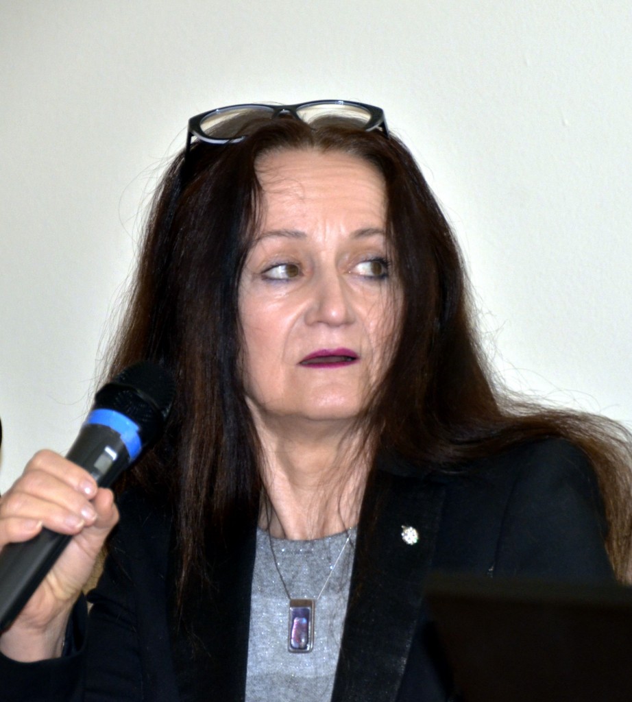 Urszula Kurtiak wygłasza referat o Muzeum Sztuki Książki w Koszalinie