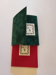 Kolorowe kolędy - oprawa -czerwony flok z zieloną obwolutką na szlufkę